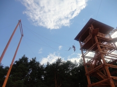 2 osób podczas skoku na bangee z drewnaniej wieży.