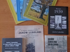 Widok na archiwalia - publikacje o historii Janowa i regionu.