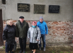 Członkowie KT PTTK „Ziemia Janowska” przy dawnym Więzieniu – miejscu egzekucji dwóch Powstańców.