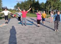 Rekreacja ruchowa w zdrowym stylu życia – Członkowie Klubu Aktywnych Ruchowo „Rekreo - Styl” w Janowie Lubelskim na zajęciach Pilates – jesień 2020 r