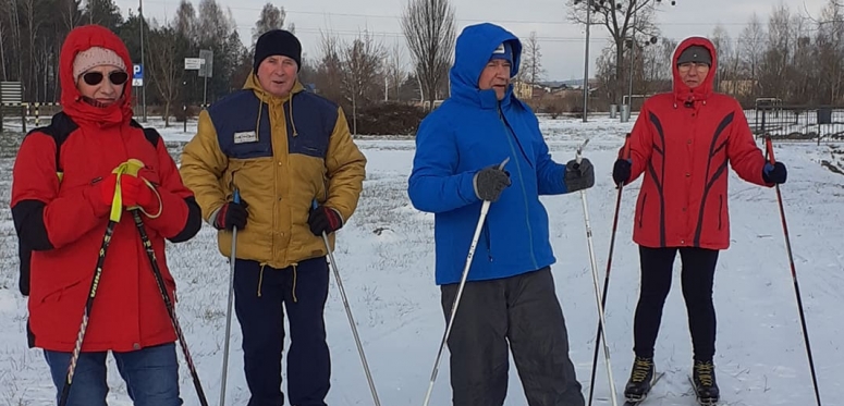 Na nartach biegowych w Parku Rekreacji Zoom Natury w Janowie Lubelskim -KAR „Rekreo – Styl” JL, grudzień 2021 r.