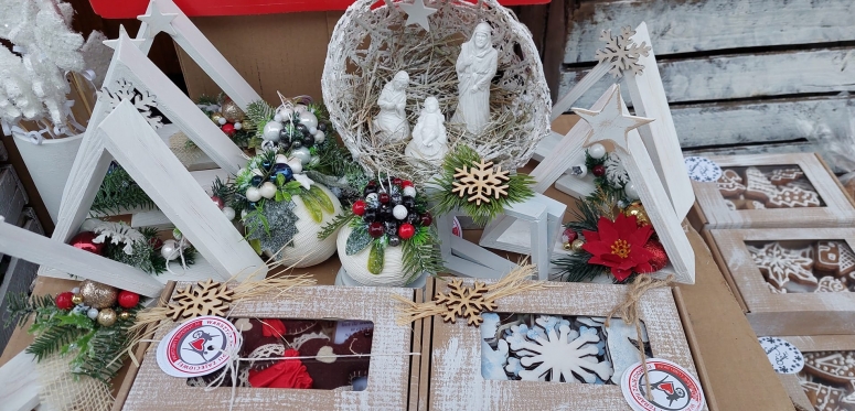 Piękne dekoracje i smaczne słodkości na Świątecznym Kiermaszu