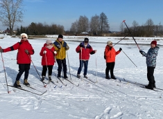 Członkowie KAR „Rekreo – Styl” JL na nartach biegowych w Parku Rekreacji Zoom Natury w Janowie Lubelskim – śnieg, mróz i słońce na początku lutego  2023 r.