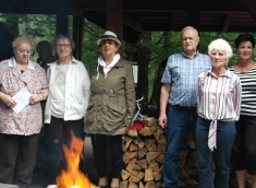 Spotkanie klubu seniorów wokół ogniska