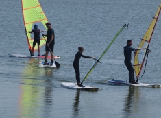 Grupa windsurfingowa KŻ „ZEFIR” JL na szkoleniu w Krynicy Morskiej,  czerwiec – lipiec 2023 r