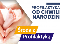 Baner promujący Profilaktykę od chwili narodzine, na zdjęciu dłonie złożone w kształt serca a w środku stopy małego dziecka.