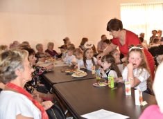 Dzieci i seniorzy przy stole