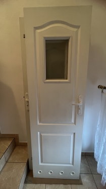 Białe drzwi łazienkowe 70tki
